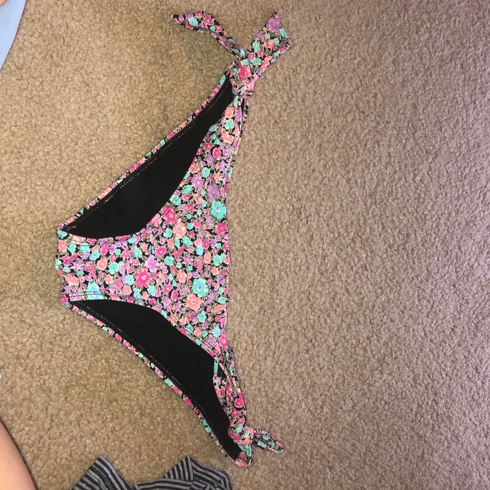 Roxy tie-able bathing suit bottoms. Size: M.